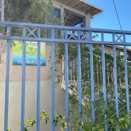בין יער לים Villa Shelomi ภายนอก รูปภาพ