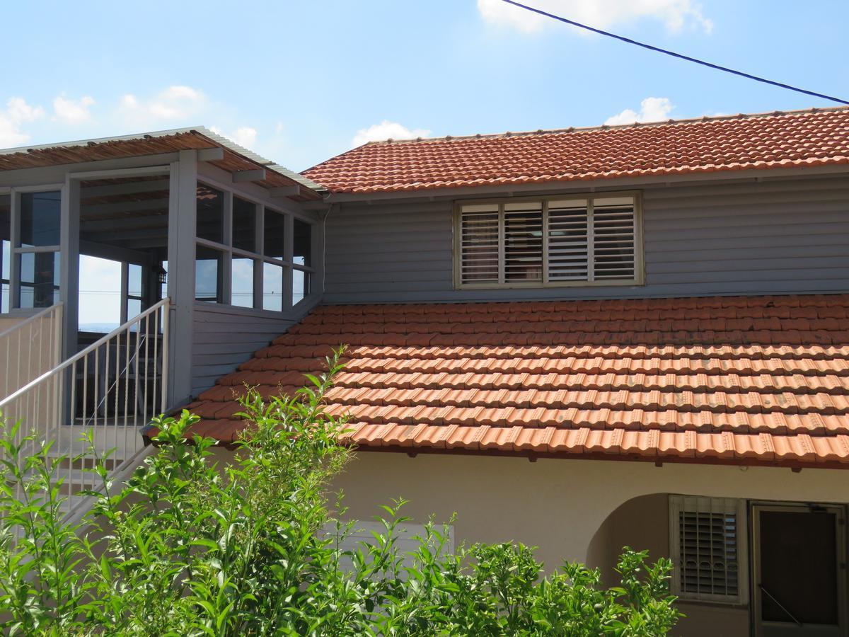 בין יער לים Villa Shelomi ภายนอก รูปภาพ